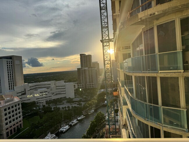 Building Photo - 347 N New River Dr E