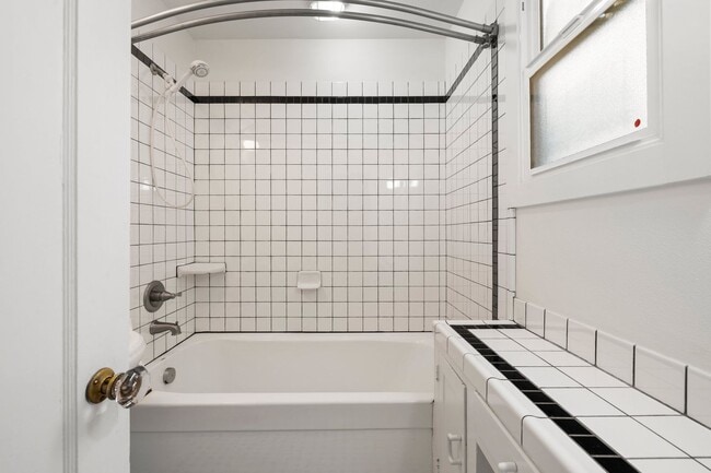 Building Photo - 2 bedroom 1 bath with full basement in Sellwood!