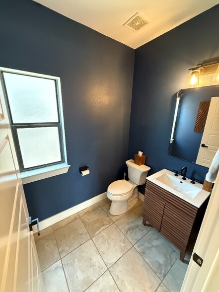 Building Photo - 1500 Lorraine Loop