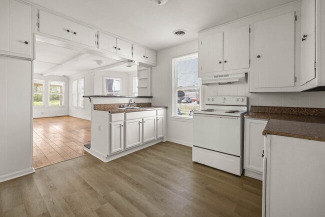 Building Photo - 107 S 9th Ave