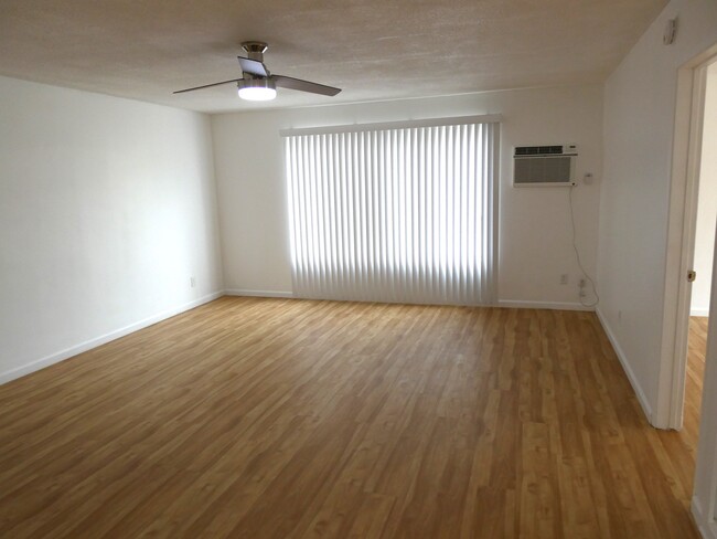 Living room - 720 Bartlett St
