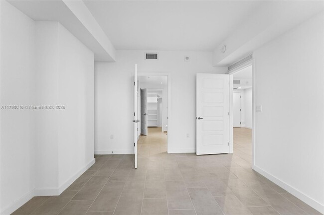 Building Photo - 2150 N Bayshore Dr