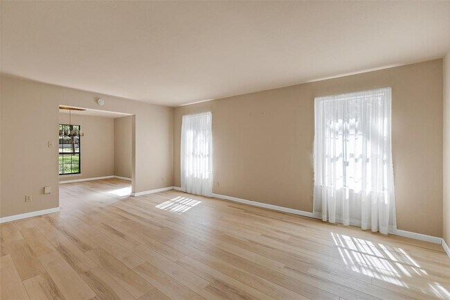 Building Photo - 9006 Balcones Club Dr