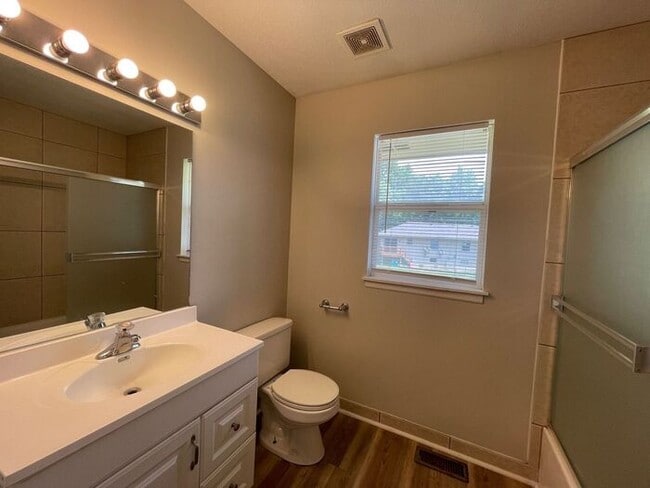 Building Photo - 2 Bedroom / 1 Bathroom Duplex in Blue Spri...