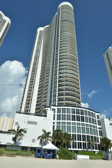 Primary Photo - 16001 Collins Ave