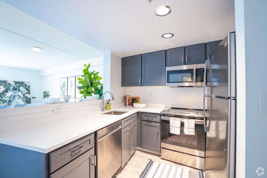 1BR, 1BA - Kitchen - 747SF - Avana Cliffside