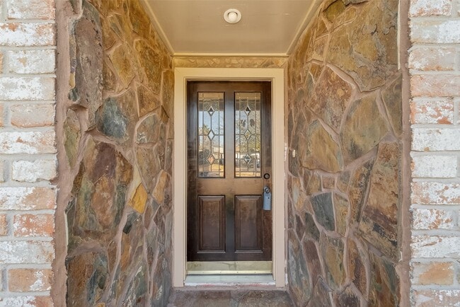 Building Photo - 6231 S Briar Knoll Dr