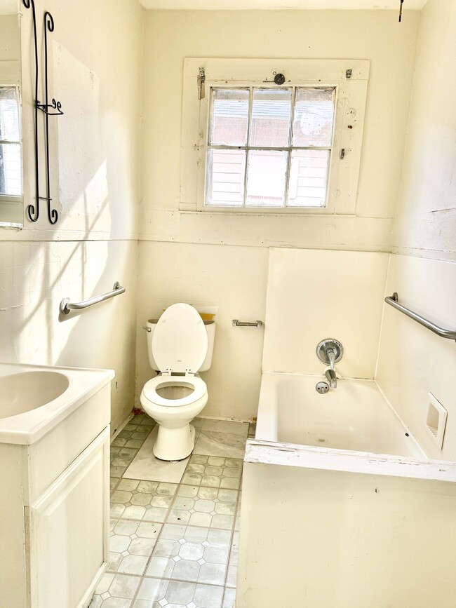 Building Photo - 220 Evergreen Dr