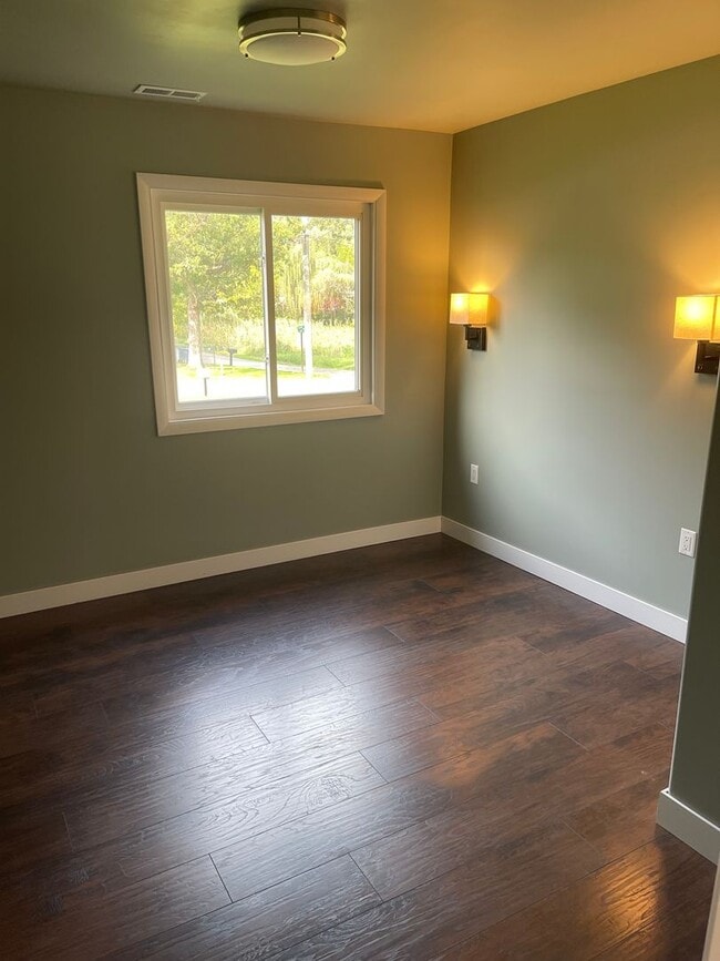 Building Photo - 4 Bedroom Home on 4 Acres, Crown Point Schools!