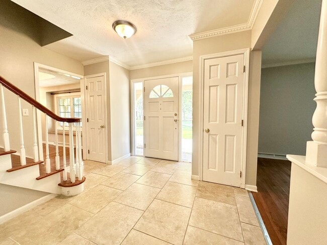 Building Photo - Desirable Mequon Home in Heart of Ville du...