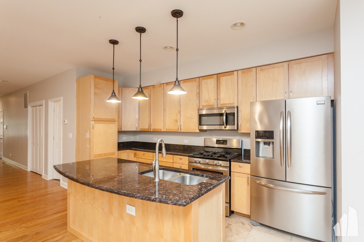 Building Photo - 845 W Lawrence Ave