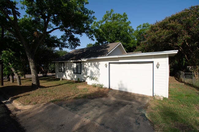 Building Photo - 421 W Fisher St