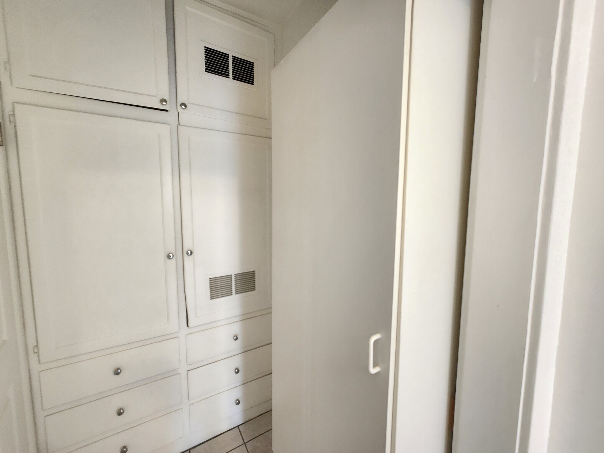 Building Photo - 820 N Edgemont St