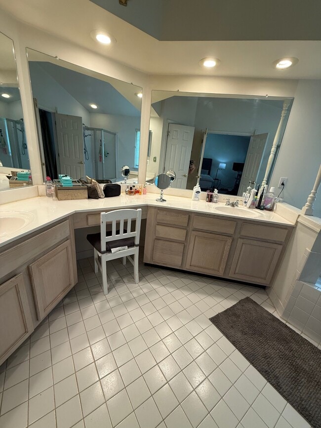 Building Photo - 2037 Woodshade Ct