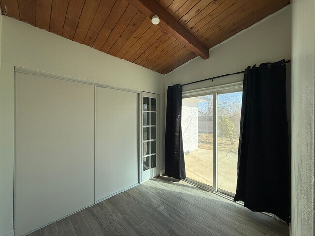 Building Photo - Palmdale 4 bedroom + 2 Bathroom