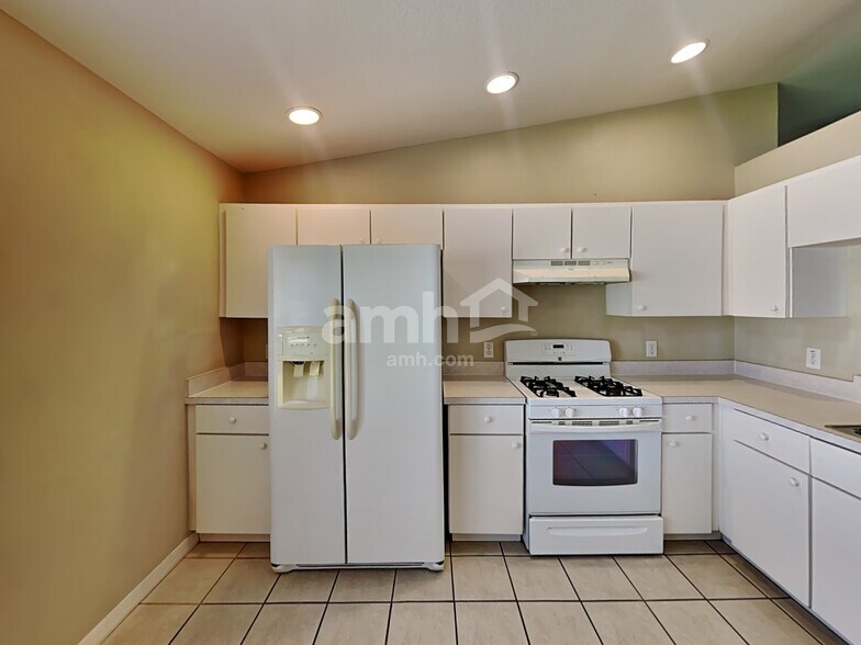 Building Photo - 24446 Landing Dr