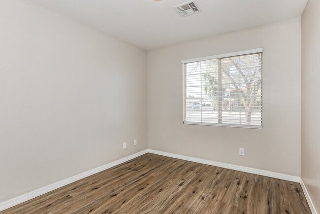 Building Photo - 523 N Bailey Cir