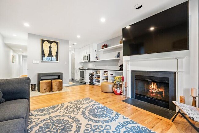 Building Photo - 1710 Summit Pl NW