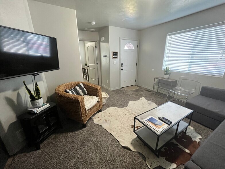 Building Photo - 456 E Center St