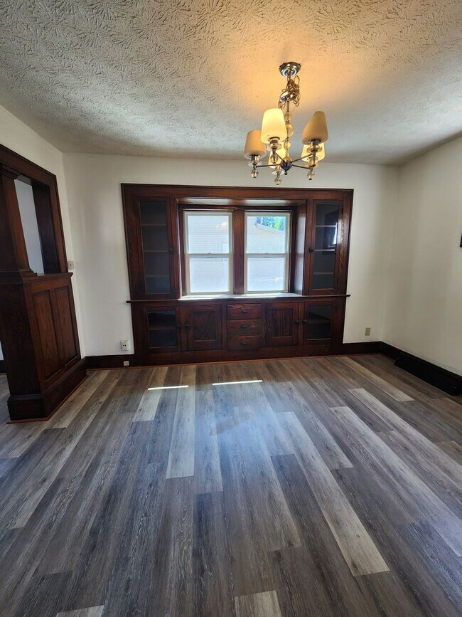 Building Photo - Beautifully Update 4 Bedroom House For Rent in Firestone Park