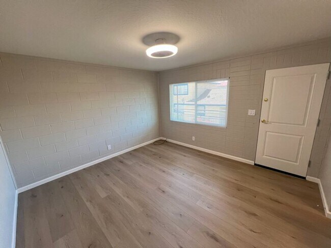 Building Photo - Fully Updated One Bedroom Upstairs Reno...