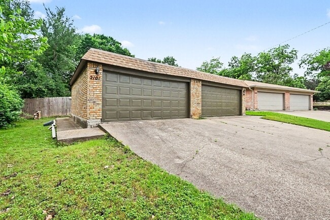 Building Photo - 2101 Mistletoe Ave