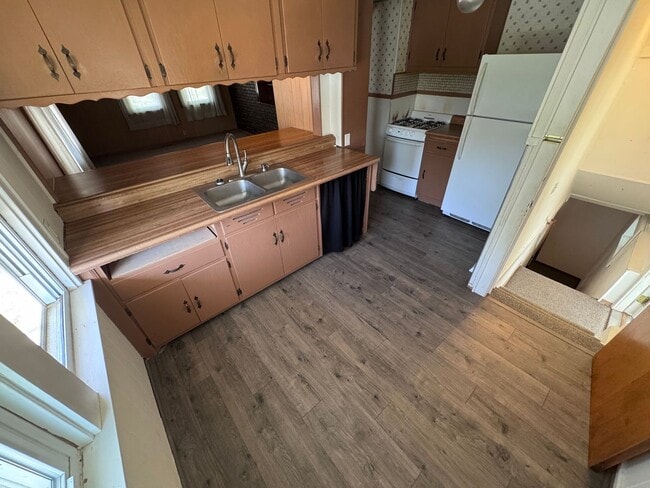 Building Photo - $1400 - 2 Bed 1 Bath House