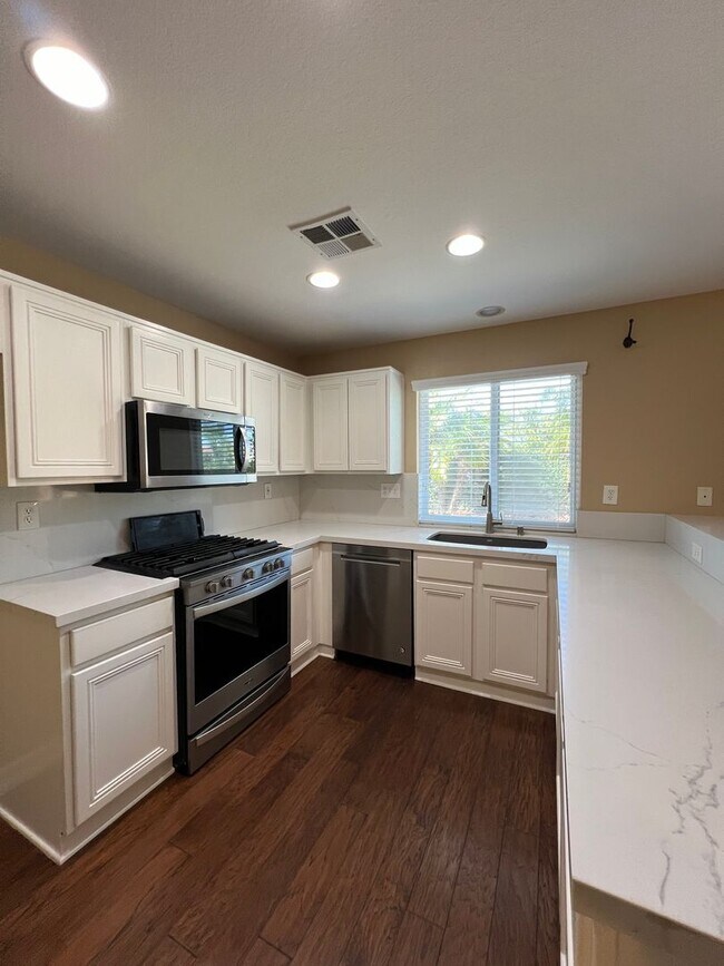 Building Photo - Tustin 3 bed 2.5 bath + office and bonus room