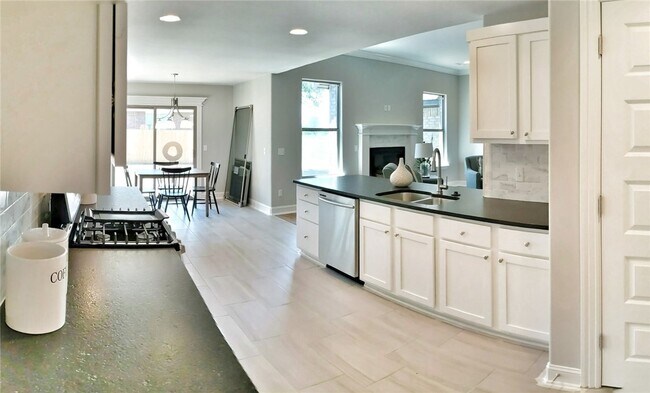 Building Photo - 3809 SW Mistletoe Ave