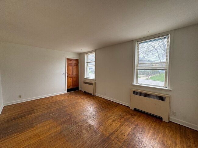 Building Photo - 302 Division St