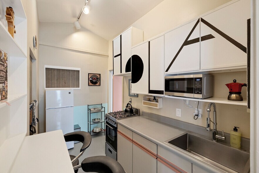 Building Photo - 726 Palm Dr