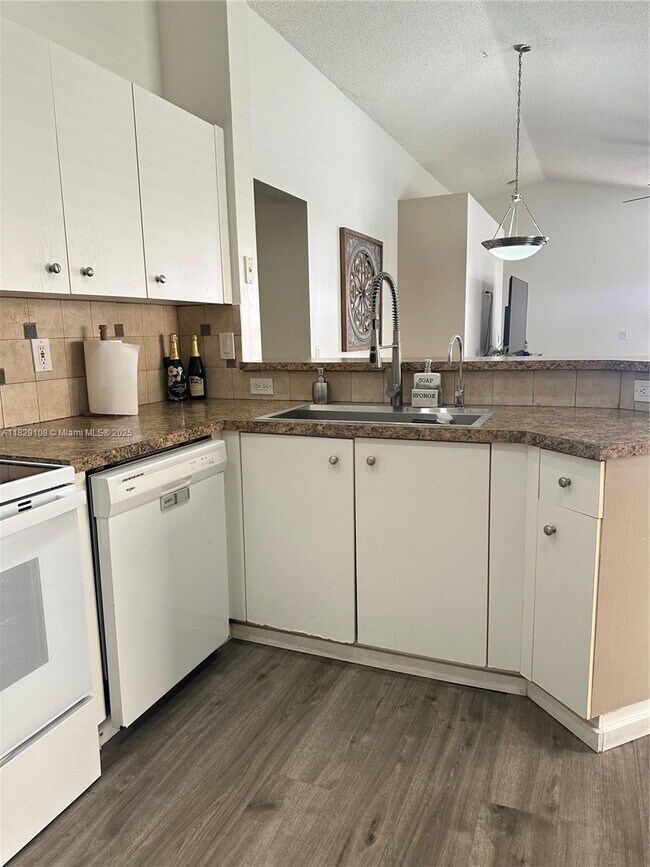 Building Photo - 4025 Pine Ridge Ln
