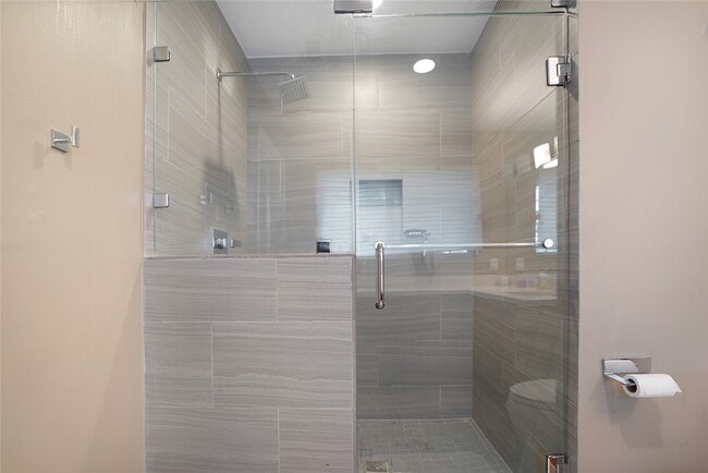 Building Photo - 5643 Terwilliger Way