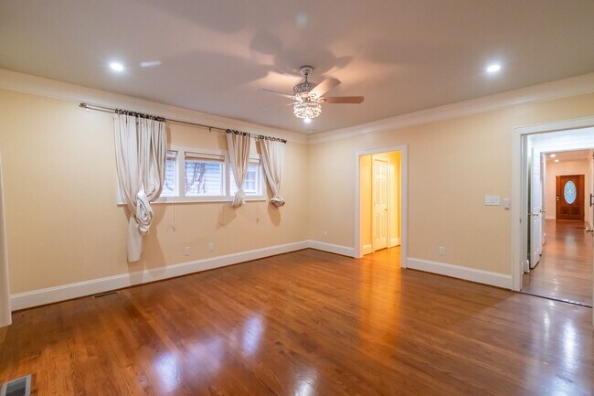 Building Photo - Spacious charmer in the heart of Dilworth ...