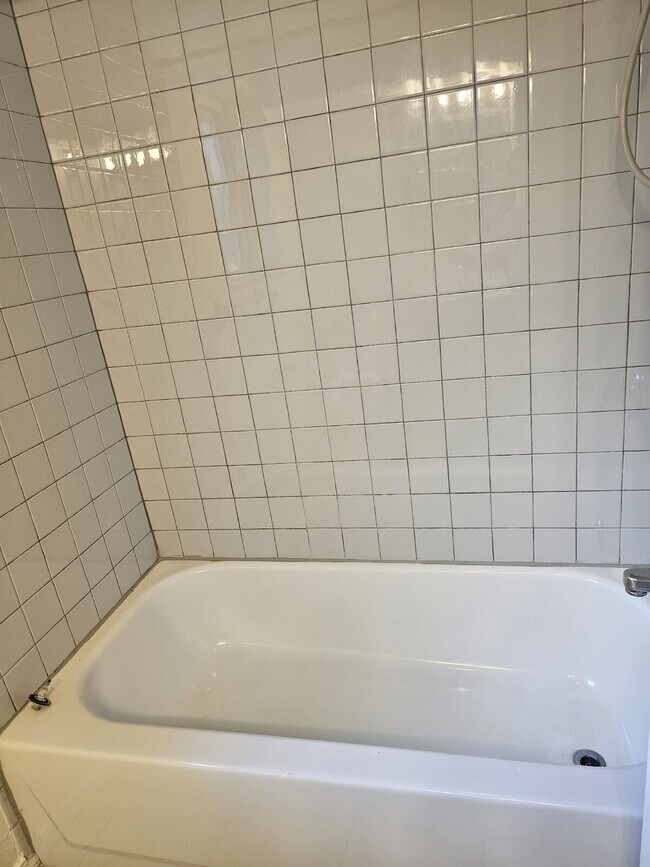 Building Photo - Charming 3BR/2BA with Massive Yard and Gar...