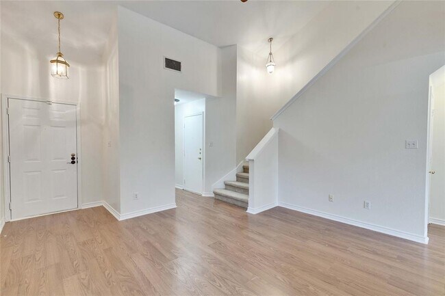 Building Photo - 1008 Balanced Rock Pl