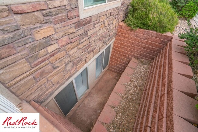 Building Photo - Spacious 3 Bedroom Townhome in Central St....