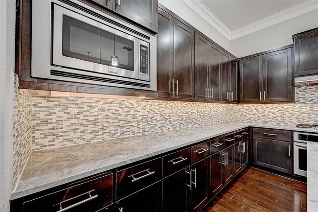 Building Photo - 6711 Saxton Manor St