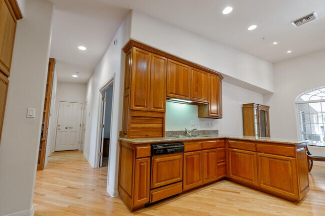 Building Photo - 8423 E Thunderbird Rd