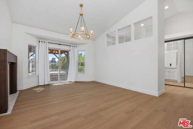 Building Photo - 655 Calle Ladera