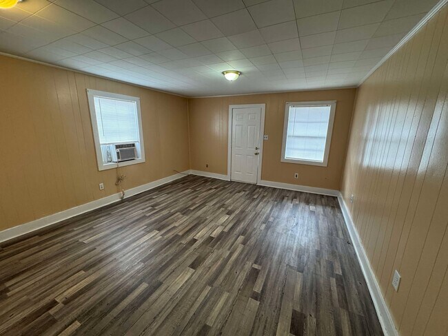Building Photo - Kendall Easterwood Properties