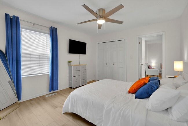 Building Photo - 812 E Olmstead Ave