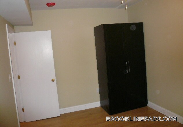 Building Photo - 1064 Beacon St
