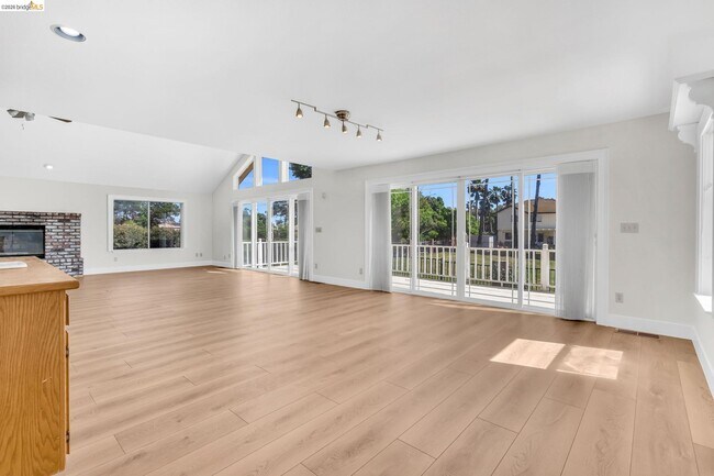 Building Photo - 5650 Edgeview Dr