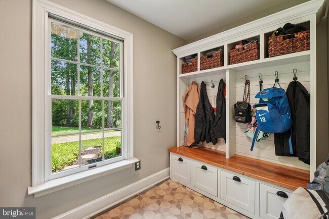 Building Photo - 10709 Shadowglen Trail