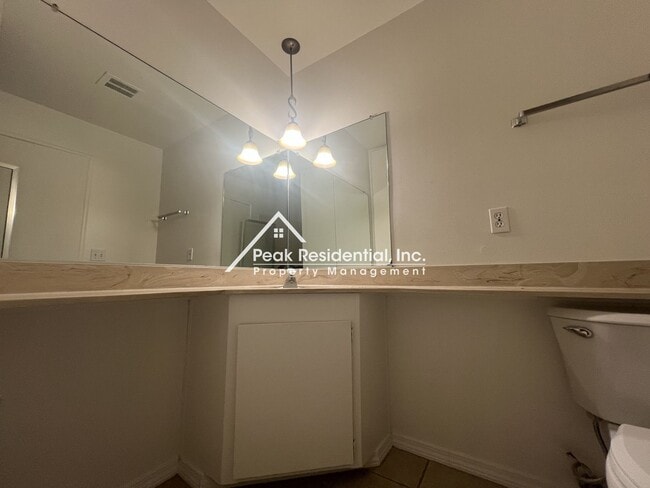 Building Photo - Spacious Carmichael 2bd/2.5ba Townhouse wi...