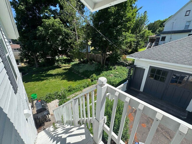 Building Photo - 3 Bedroom, 1.5 Bath, Furnished Home in Houghton