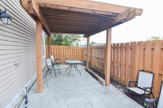 Building Photo - 3637 Crossbrooke Dr