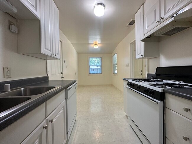Building Photo - Cute 2 bed/1 bath Duplex in East Sac!!