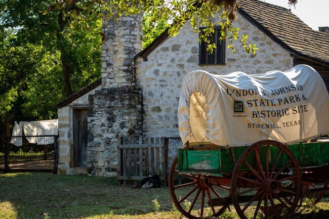 Building Photo - Luxurious 4 BR / 2 BA with THREE-CAR GARAGE - 2314 SF - Harmony Hills, Fredericksburg!